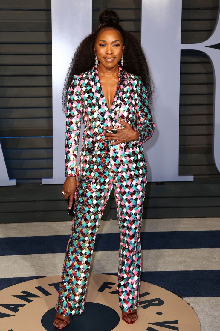 Angela Bassett attends the 2018 Vanity Fair Oscar Party College Outfits Winter, College Outfits Summer, Casual Attire For Women, Angela Bassett, Look Formal, Older Women Fashion, Womens Fashion Casual Spring, Womens Fashion Casual Summer, Diana Ross