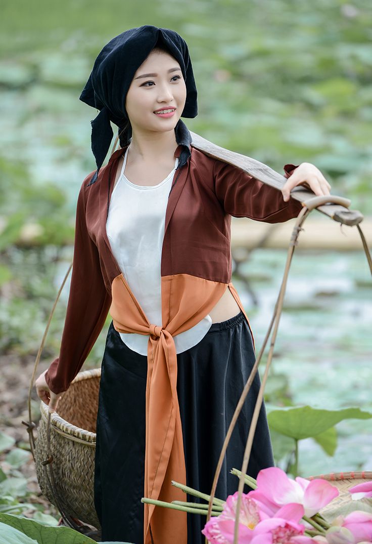 Dáng hình người phụ nữ Việt xưa trong bộ ảnh mùa sen - Thời Báo Traditional Vietnamese Clothing, Vietnam Costume, Heroic Women, Vietnamese Clothing, Ancient Dress, Cute Babies Photography, Vietnamese Traditional Dress, Causual Outfits, The Lotus