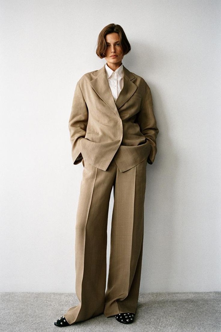 FITTED FLOWY BLAZER ZW COLLECTION - taupe brown | ZARA United States Zara Photoshoot, Linen Suits Women, Leather Sweater, Photoshoot Editorial, Zara Winter, Holiday Lookbook, Trench Coat Dress, Androgynous Style, Linen Suits