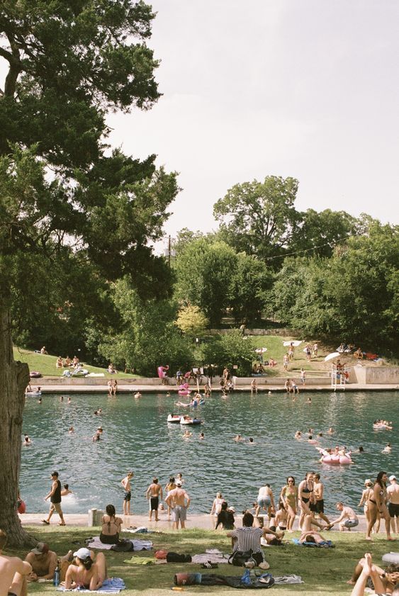 many people are swimming in the water at this park