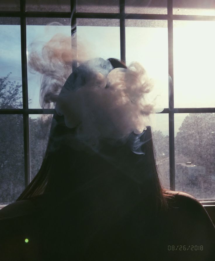 #aesthetic #smoke #vape #blue #evening #grunge #girl #pretty  #vscofilters #vsco #photography Blue Aesthetic Tumblr, Jess Conte, Rauch Fotografie, Vsco Photography, Badass Aesthetic, Foto Poses, Tumblr Photography, Grunge Girl, Grunge Photography