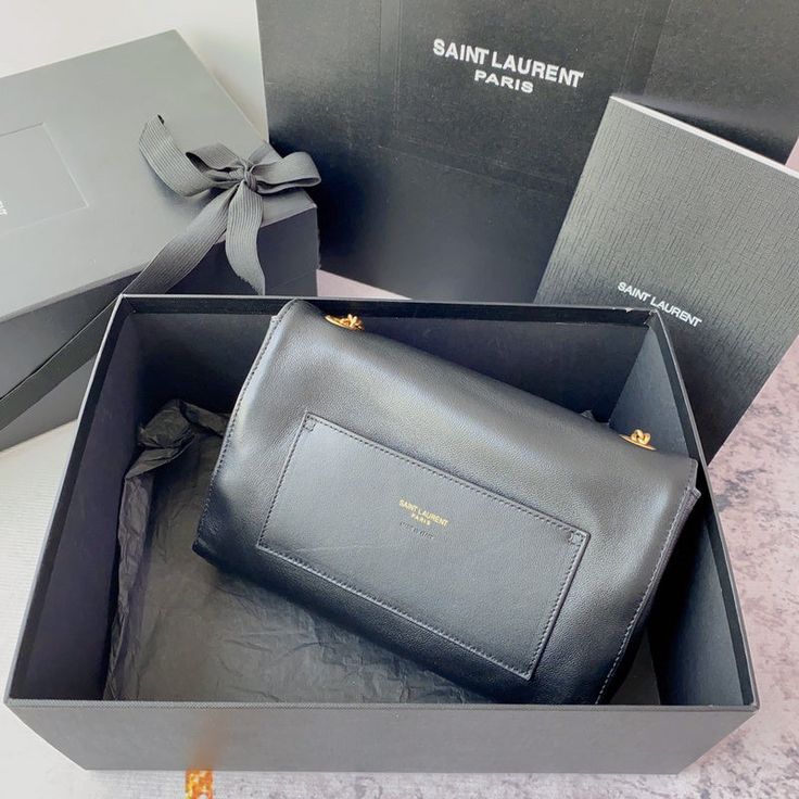 Size: 22cm*14cm*5cm It comes with Dust box, Care manual, Tag, and Paper bag. Leather Bag For Daily Use, Leather Bags With Original Box For Gifts, Crossbody Bags With Original Box For Daily Use, High-end Rectangular Case Bag As Gift, High-end Rectangular Case Bags As Gifts, Designer Rectangular Satchel As A Gift, Designer Rectangular Box Bag With Removable Pouch, Classic Rectangular Case Flap Bag As Gift, Designer Leather Flap Bag As Gift