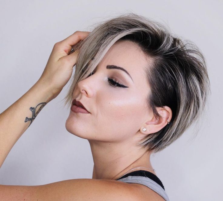 short blonde hair with shadow roots @chloenbrown Shadow Roots, Trendy We Fryzurach, Hair Doos, Bob Pixie, Chloe Brown, Shadow Root, Blonde Hair Color Ideas, Hair With Layers, Short Hairstyles For Thick Hair