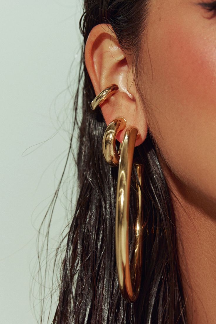 Our perfect oversized hoops fit just right. Crafted in Brazil, our 18k Gold essentials are the perfect everyday statement. Let the jaw-grazing length shine solo or stack with smaller versions. Jewelry Collection Handcrafted in Brazil 18K Gold Filled Thickness: 6mm Diameter: 3.5" Weight: 1.21 oz Waterproof Hypoallergenic Gold Hoops Aesthetic, Ear Stacks, Large Gold Earrings, Chunky Gold Jewelry, Street Style Jewelry, Earrings Outfit, Dainty Gold Jewelry, Barn Dance, Minimalist Earrings Gold