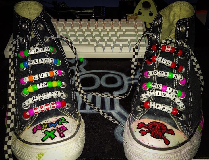 Clawed Beauty, Converse Ideas, Scene Shoes, Diy Converse, Scene Kandi, Cool Converse, Converse Design, Grunge Shoes, Kandi Inspo