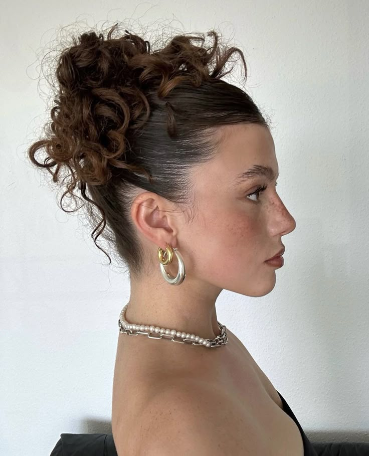 On Top Of Head Hairstyles, Messy Curled Updo, Short Hair Styles Formal Prom, Cute Hairstyles Mid Length, Prom Updos Curly Hair, Nye Curly Hairstyles, Curly Loose Bun, Short Hair For Prom Ideas, Intricate Hairstyles For Long Hair