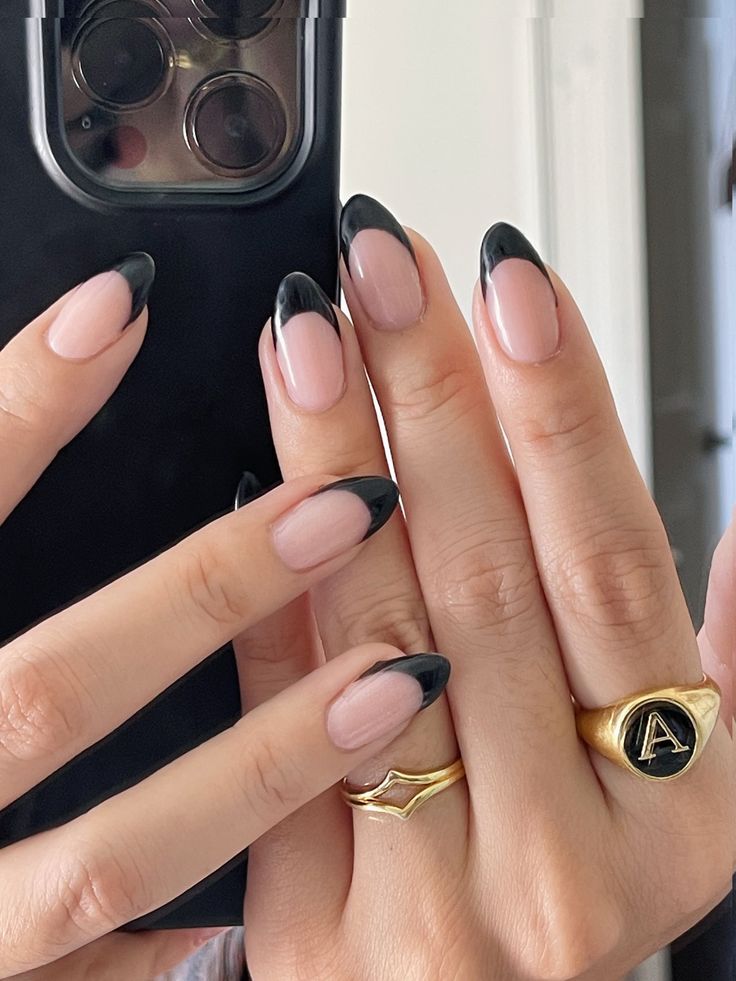 Black french tips// Almond-shaped nails// Nails// Nails Acrylic// Almond nails idea// Almond nails// French tips// Nail 2021 trends #frenchtipnails #almondnails #nails2020trend #almondshapednails #blackfrenchtips //nailsarcylic//nail2021trends Black Almond Nails, Almond Nails French, Black French Tip, Unghie Sfumate, Kutek Disney, French Tip Acrylic Nails, Casual Nails, Almond Nails Designs, Almond Acrylic Nails