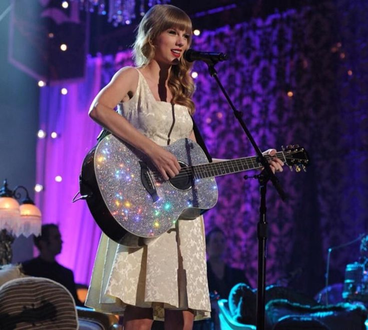 taylor swift performs on stage at the cmt music awards in nashville, tenn