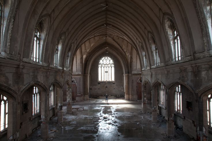 an empty building with lots of windows in it