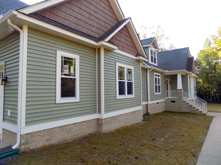 a house that is gray and brown in color