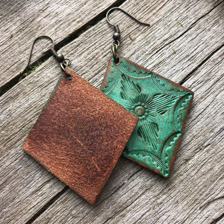 Tooled Leather Earrings, Inspirational Crafts, Leather Working Patterns, Leather Jewelry Diy, Leather Jewellery, Leather Crafting, Leather Stamps, Leather Ideas, Knife Sheath