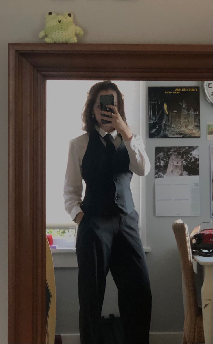 Woman In Mens Suit, Women’s Suit Prom, Galowo Outfit, Homecoming Masc Outfits, Gender Neutral Homecoming Outfit, Women In Formal Suits, Oppenheimer Outfit Ideas Women, Androgynous Hoco Outfits, Nonbinary Homecoming Outfit