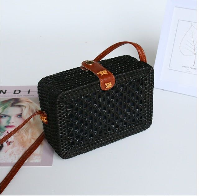 Brand Name: AOILDLLIShape: CircularPlace Of Origin: ZHE JIANG ProvinceHandbags Type: Shoulder BagsTypes of bags: Shoulder & Crossbody BagsOrigin: CN(Origin)Main Material: PUClosure Type: HaspHardness: HARDExterior: NoneStyle: NATIONALModel Number: rattan bagLining Material: PolyesterOccasion: VersatileGender: WOMENPattern Type: SolidNumber of Handles/Straps: SingleInterior: Interior Slot PocketDecoration: Criss-CrossDecoration: Hollow OutDecoration: ButtonItem Type: Handbags Thermal Lunch Bag, Picnic Tote, Pink Gift Box, Cooler Lunch Bag, Lunch Box Bag, Travel Tote Bag, Paper Gift Bags, Reusable Shopping Bags, Canvas Handbags