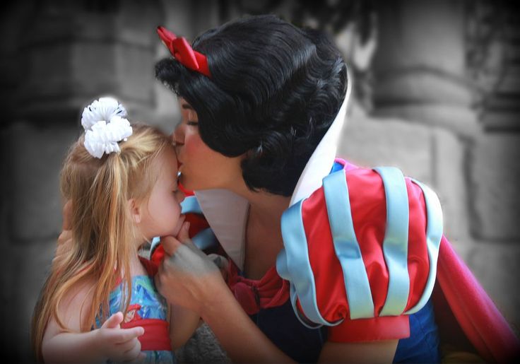 Disney Princess Kisses Disney Princess Kiss, Art Kissing, Princess Fan Art, About Character, Character Dining, Disney World Characters, Disney Princess Fan Art, Heirloom Dresses, Disney Restaurants