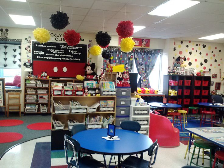 the classroom is decorated with mickey mouse decorations