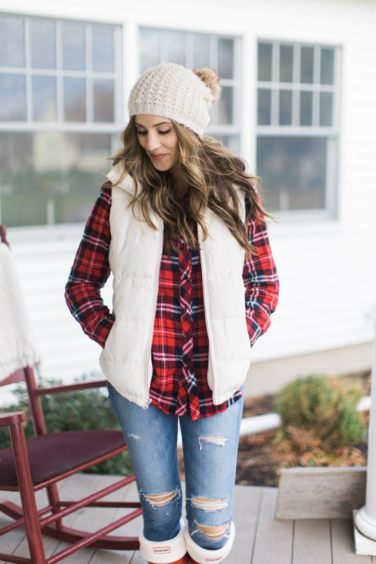 A casual holiday outfit with a plaid shirt, white puffer vest, and red Hunter boots is perfectly comfortable and festive. Outfits December, Puffer Vest Fashion, Puffer Vest Outfit, Casual Holiday Outfits, Plaid Shirt Outfits, Comfy Outfits Winter, White Puffer Vest, White Puffer, Red Plaid Shirt