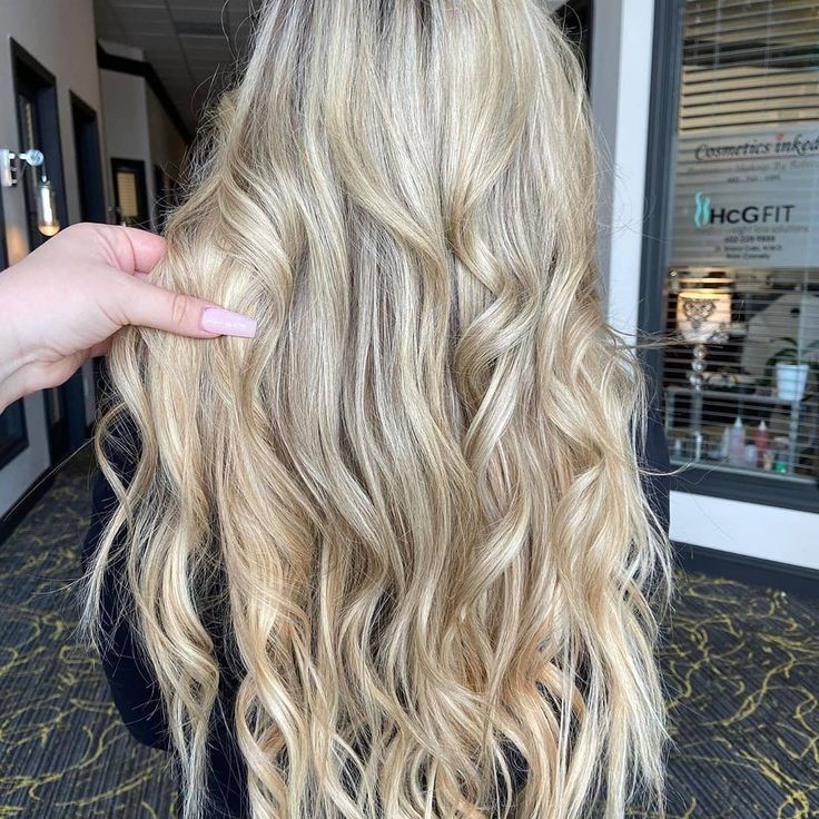 If you want to add highlights to your hair without going to the salon or damaging your hair, we recommend getting extensions in 2 different, but complementary shades. You can see here the Platinum Blonde and Honey Blonde colores mixed to create a lot of depth and dimension to this look!⁠ Not 100% sure this color is right for you? Send us a picture of your hair in natural light (email help@irresistibleme.com) to get help on choosing the right color.  #TapeInHairExtensions #TapeInExtensions Tape Ins, Tape In Extensions, Remy Hair Extensions, Fuller Hair, Hair Starting, Quality Hair Extensions, Clip In Extensions, Tape In Hair Extensions, Honey Blonde