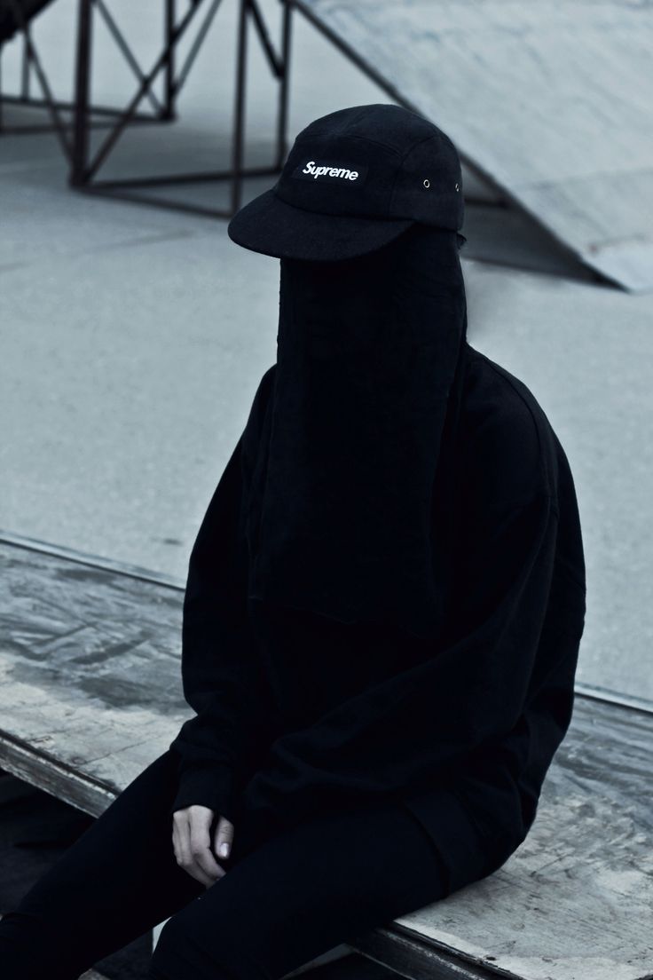 . Techwear Female, Streetwear Lookbook, Black Supreme, Supreme Clothing, Health Goth, Urban Ninja, All Black Fashion, Muslim Women Fashion, Sports Luxe