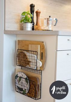 Ideas fáciles para organizar una cocina pequeña Kitchen Appliance Storage Apartment, Smart Home Storage Ideas, Small Apartment Decorating Storage, Cute Kitchen Storage Ideas, Side Of Island Ideas, Corridor Kitchen Ideas, Kitchen Shelf Storage Ideas, Kitchen Smart Ideas, Kitchen Counter Storage Ideas