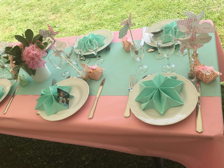 the table is set with plates, napkins and place settings for an outdoor party