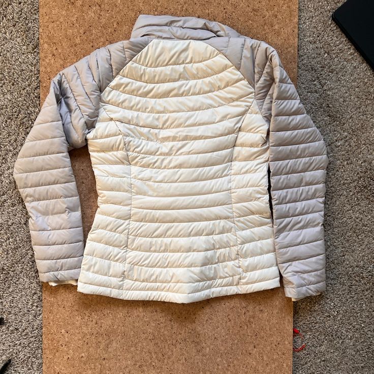 Columbia // Woman’s Jacket // Omni Heat Technology // M // White With Grey Sleeves // Never Worn - No Issues White Fitted Quilted Outerwear, Columbia Puffer Jacket, Columbia Puffer, Columbia Jacket, Columbia Jackets, Puffer Jacket, Columbia, Puffer, Jackets & Coats