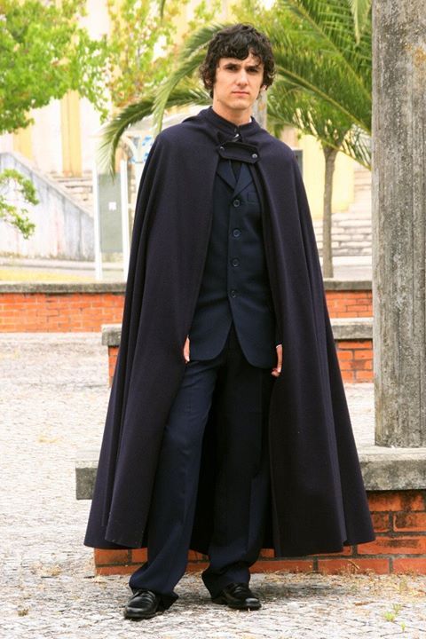 cape fashion combine Cape Idea, Formal Cape, Mens Cape, Wizard Fashion, Camp Blanket, Cape Fashion, Semi Formal Outfits, Older Style, Hair Shows