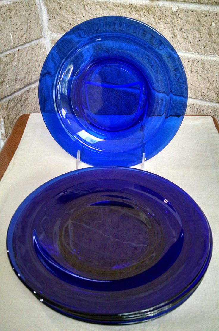 two blue plates sitting on top of a table