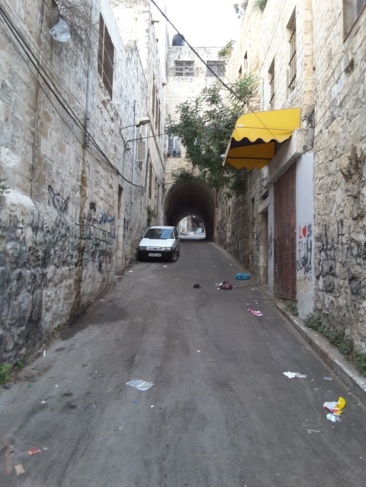 an alley way with cars parked in it