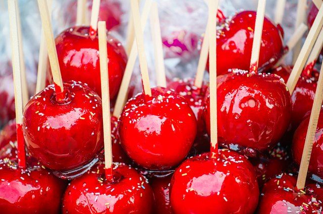 there are many candy apples on the stick