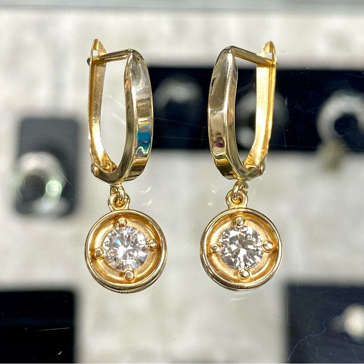 14k Yellow Gold 1 Carat Diamond Dangle Drop Earrings New With Tags!! Retail Price: $2695 1 Carat Total Weight 0.50 Carat Each; 5mm Stone Genuine Diamonds, Solid Gold Color: G - H ~ Clarity: Vs2 - Si1 14k Yellow Gold, Thick, Heavy, Substantial Lever Back Huggie Style Hoops Earrings With Genuine 0.50 Carat Diamond On Each Earring. Total Carat Weight = 1 Carat. ~*Excellent Stones*~ Nice, Bright, Clear, Shiny Diamonds!! Well Made, 3.54 Grams Vintage, 14k, Yellow Gold, Easter, Graduation, Wedding, Br Vvs Clarity Diamond Drop Earrings In 14k Gold, 14k Gold Halo Design Drop Earrings, Classic Huggie Earrings With Halo Design For Formal Occasions, Classic Formal Huggie Earrings With Halo Design, Formal Diamond Huggie Earrings With Halo Design, Formal Huggie Diamond Earrings With Halo Design, Classic Dangle Huggie Earrings With Diamond Accents, Yellow Gold Dangle Earrings With Prong Setting, Gold Drop Earrings With Brilliant Cut