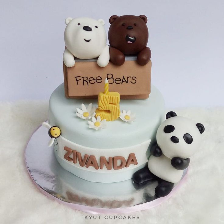 there is a cake with two bears on it