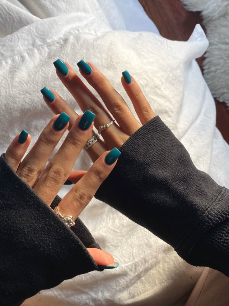 Western Nail Colors, Emerald Blue Nails, Dark Teal Green Nails, Teal Blue Nail Ideas, Turquoise Nails Square, Fall Turquoise Nails, Nails For Teal Dress, Green Or Blue Nails, Dark Teal Fall Nails