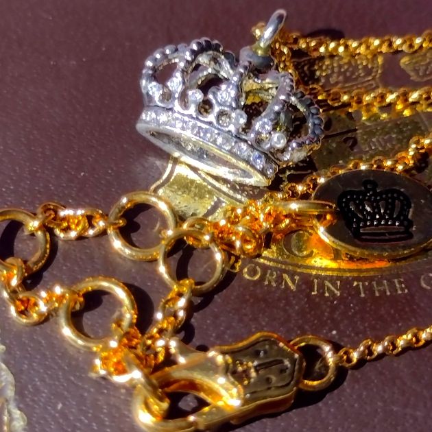 Next On Our Extensive Line Up Of Juicy Couture Creations We Feature A Gold Toned Juicy Couture Trademark Crown On A Gold Toned Juicy Couture Chain Sporting Their Famous Logo. The Chain Is 15" And May Be Adjusted To Become 18". This Is A Vintage Retired Collectable; We Only One Of These Stunners Available Folks. So It Is First Come First Served On The Offering. Mcbling Necklace, Cupcake Necklace, Perfume Necklace, Engagement Ring Necklace, Crown Pendant Necklace, Gold Crystal Necklace, Juicy Couture Necklace, Y2k Necklace, Crown Necklace