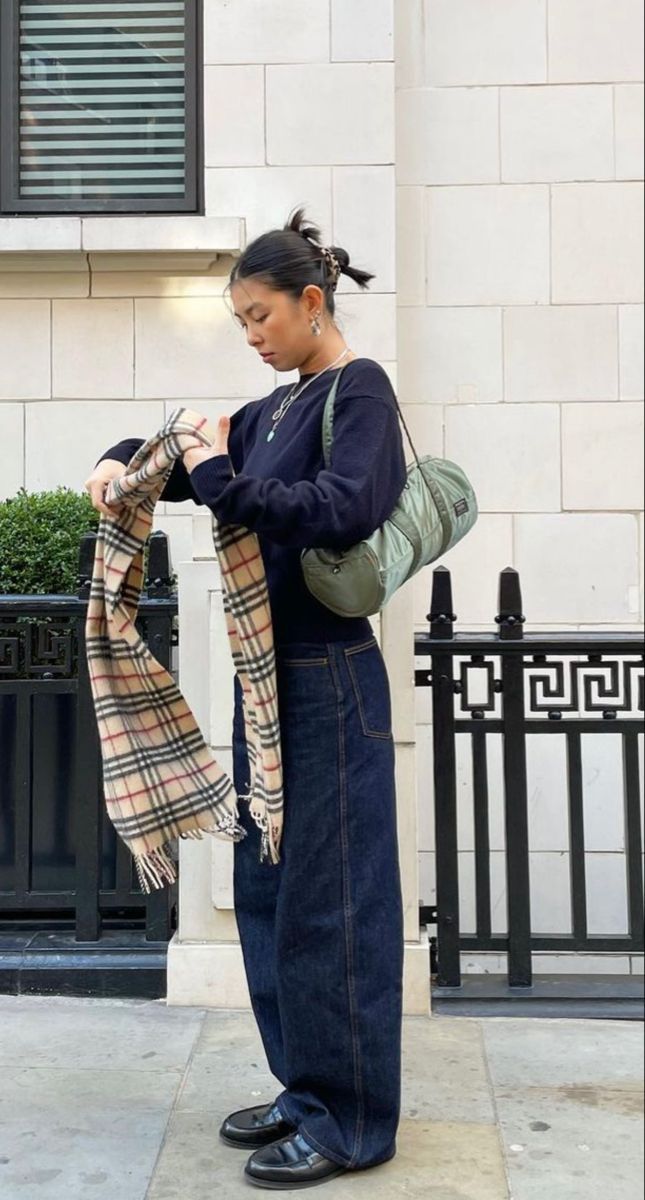 Navy Sweater Outfit Fall, Navy Jeans Outfit, Navy Blue Sweater Outfit, Blue Jeans Outfit Winter, Navy Sweater Outfit, Knitted Jumper Outfit, Plaid Scarf Outfit, Brooklyn Street Style, Dark Blue Jeans Outfit