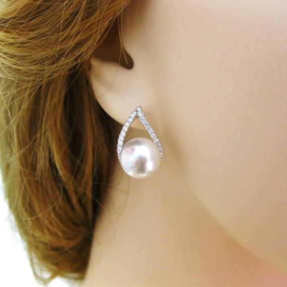 ITEM NO.: E105 Swarovski 10mm Round Pearl Teardrop Stud Earrings / Necklace DETAILS: 10mm Swarovski round pearls High quality White Gold Teardrop frames that are embellished with AAA cubic zirconias 925 Sterling Silver posts Earrings measure 11mm x 18mm 17 inch snake chain with 2 inch extender Rose Wedding Jewelry Bridesmaids, Stud Earrings Wedding, Round Pearl Earrings, Bridal Jewellery Earrings, Wedding Bridesmaid Jewelry, Pearl Earrings Wedding, Bridal Earrings Pearl, Earrings Wedding, Swarovski Earrings