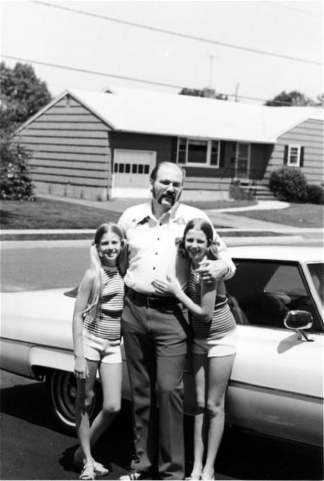 Richard Kuklinski (The Iceman) with his 2 daughters. Richard Kuklinski, Real Gangster, Ice Man, Mafia Gangster, The Iceman, Unexplained Phenomena, Bonnie Clyde, History People, Big Guy