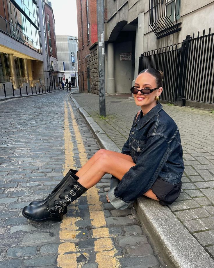 Are you ready for festival season? 🪩 Steve Madden Boots Outfit, Black Leather Boots Outfit, Casual Uni Outfits, Pink Concert Outfit, Black Denim Jacket Outfit, Leather Boots Outfit, Black Leather Jacket Outfit, Leather Street Style, Denim Jacket Outfit