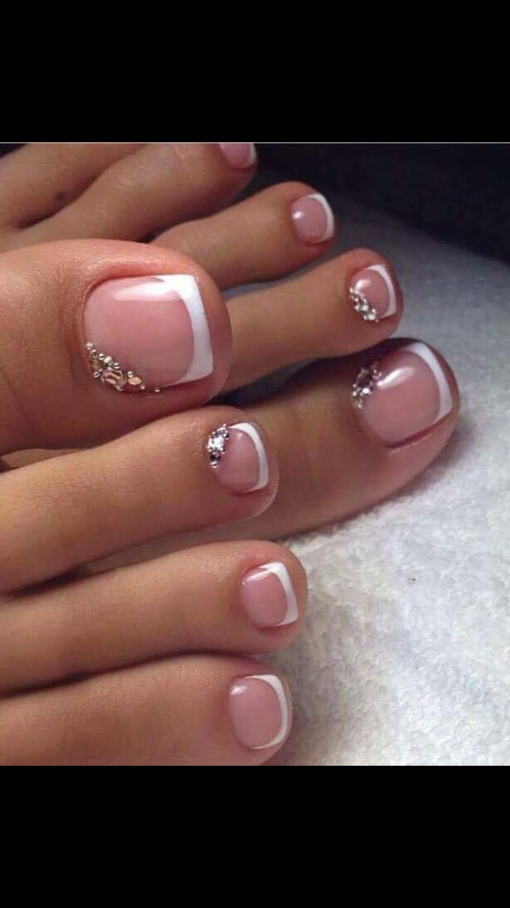 Pretty Pedicures Toe nail art French tip with rhinestones #PedicureIdeas Pedicure Glitter, French Toe Nails, Pedicure Design, French Pedicure Designs, Toenail Art Designs, Pretty Pedicures, French Tip Nail Art, Pedicure Designs Toenails, Spring Ahead