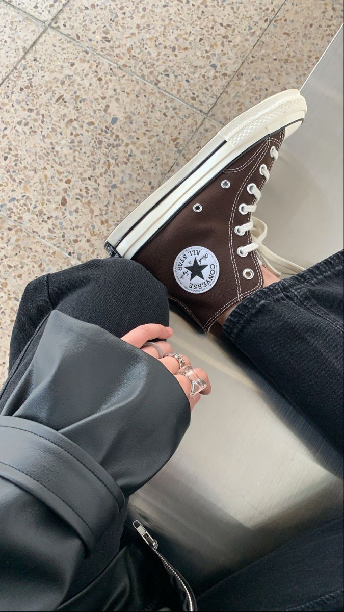 Brown Converse Aesthetic, Brown Converse Outfit, High Top Converse Outfit, Andrea Arru, Modest Hijabi Outfits, Converse Jacket, Converse Leather, Converse 70s, Converse Aesthetic