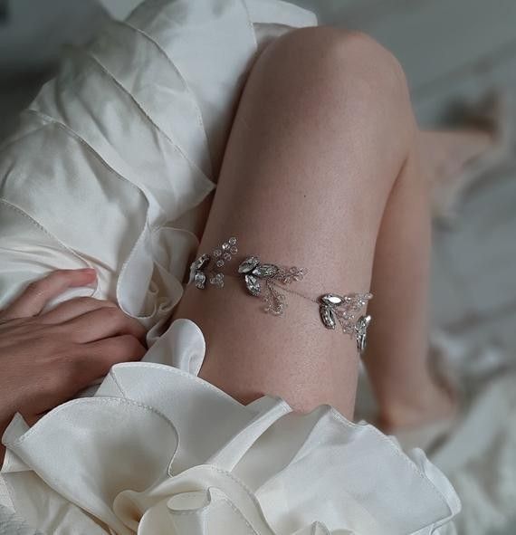 Thigh Accessories, Rave Diy, Thigh Jewelry, Wedding Toss, Bridgerton Aesthetic, Thigh Chain, Dainty Wedding, Leg Chain, Classic Bride