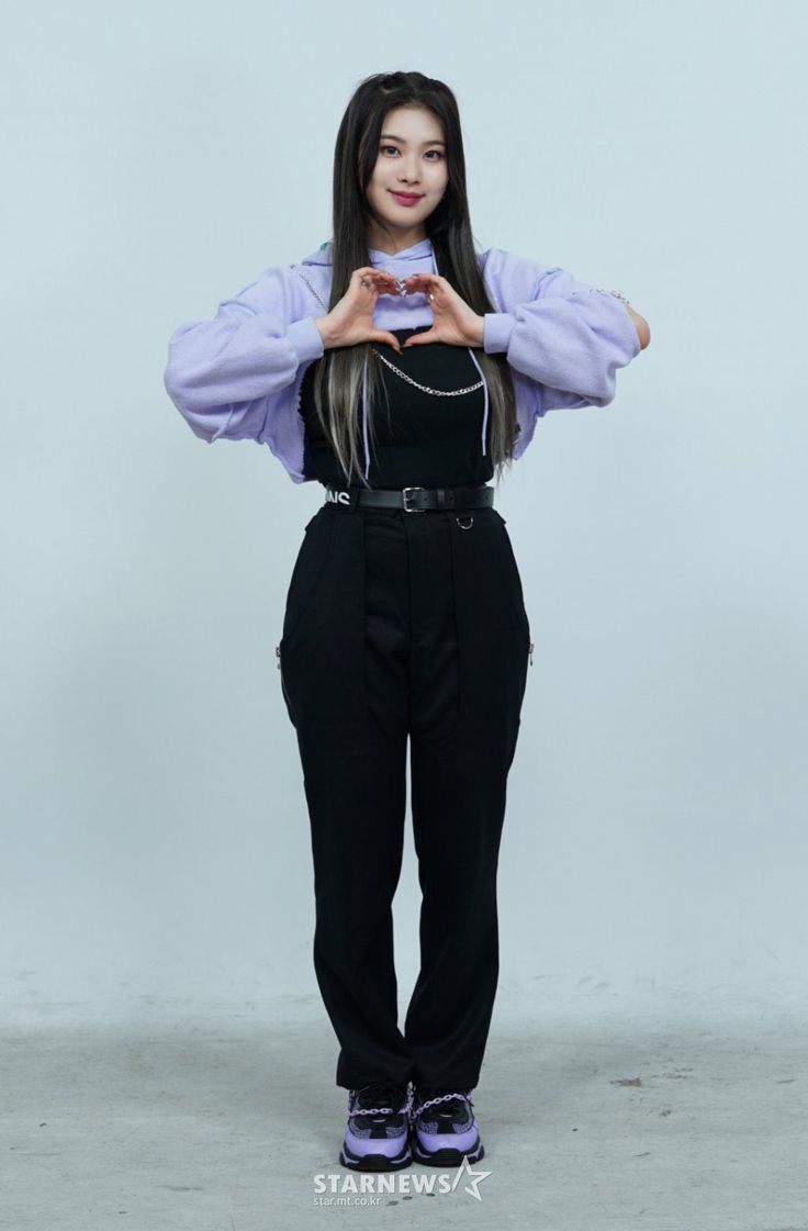 Purple Swan in Geekyland Era kpop girl group 4th gen by Starnews #수안 #PURPLEKISS #퍼플키스 #SWAN Swan Purple Kiss Outfit, Purple Kiss Outfit, Pop Concert Outfit, Swan Purple Kiss, Mode Harajuku, Kiss Outfits, Cover Dance, Pop Outfits, Concert Outfit Ideas