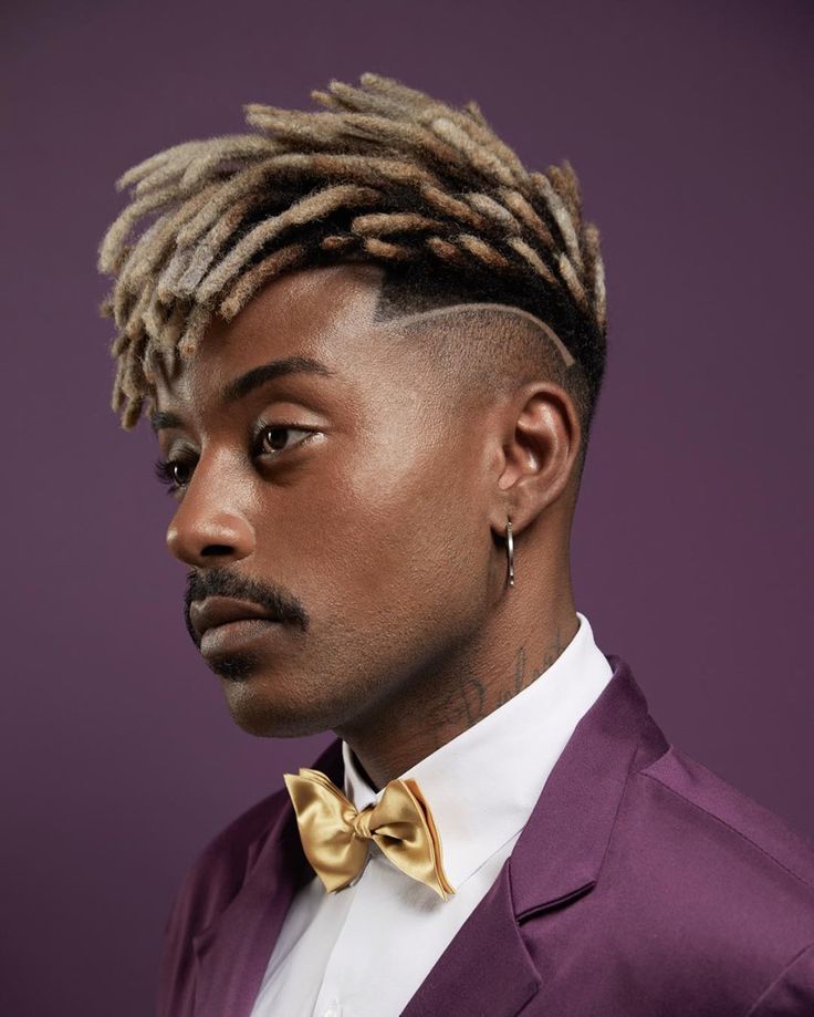 O bigode fino está em alta e pode ser usado com qualquer corte de cabelo, como este High Top Dreads com risco no cabelo. Confiram mais sobre este estilo de bigode no blog Marco da Moda - Foto: barbeiro Seu Elias Black Men Dreads, Fade Haircut Black Men, Dreadlock Fade, Dimension Hair, Men Dreads, High Top Dreads, Undercut Design, Guy Haircuts, Mens Dreadlock Styles