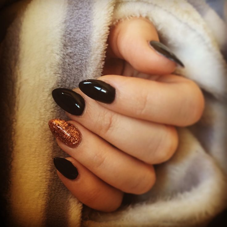 Simple Black Fall Nails, October Nails Fall Black, Black Nails Glitter Accent, Halloween Sparkly Nails, Black With Orange Nails, Fall Nails Orange And Black, October Shellac Nails, Dip Nails Halloween Ideas, Black Glitter Nails Halloween