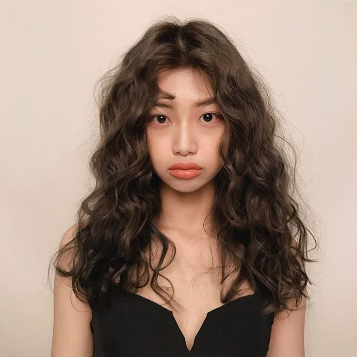 Bangs With Waves, Korean Curly Perm, Perm Round Face, Asian Perm Women Medium Hair, Perm Brown Hair, Digital Perm Medium Hair, Romantic Wavy Hair, Curly Hair Character, Shoulder Length Permed Hair