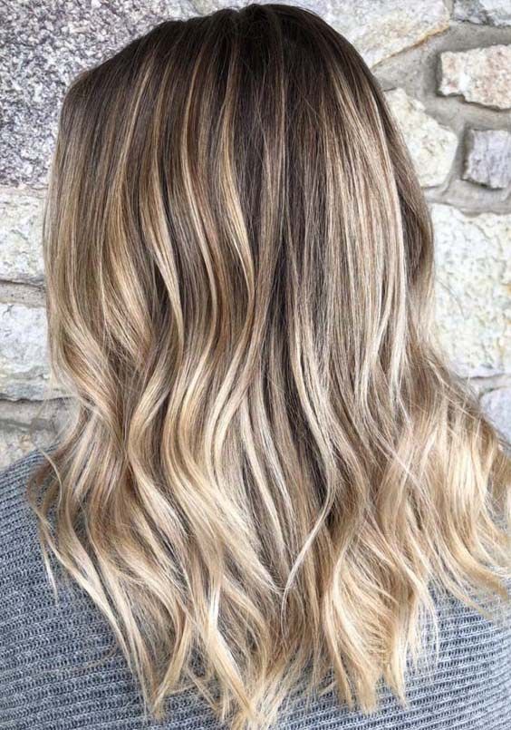 If you dont wan to go for blonde or balayage hair colors or if you feeling bored with your existing hair color shades then you must see here for best ever sandy brown hair colors and hairstyles to flaunt in 2018. Sandy brown is one of the natural beige hair colors which is in high trends nowadays. This beautiful shade is recommended for ladies who have naturally light skin tone. So, choose this best hair color to make your hair looks more amazing than before. Sandy Brown Hair Color, Sandy Brown Hair, Beige Hair Color, Hair Colors Highlights, Haircuts For 2023, Balayage Hair Ash, Hair Caramel, Hairstyles For 2023, Beige Hair