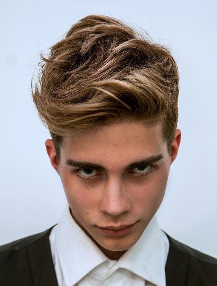 mèche homme sur cheveux châtain avec balayage aux reflets blonds Modern Quiff, Mens Medium Length Hairstyles, Quiff Haircut, Popular Mens Hairstyles, Mens Hairstyles Medium, Quiff Hairstyles, Edgy Haircuts, Men Haircut, Haircut Styles