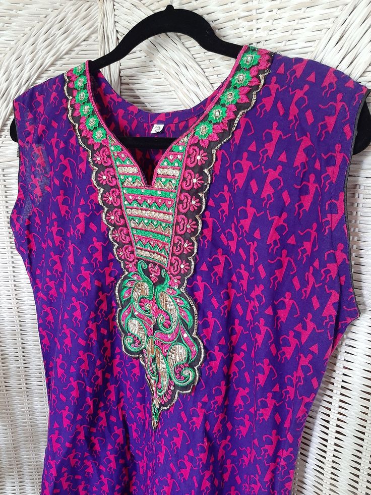 Sleevless vintage Dashiki indian tunic with dancing women print, embroidered peacock motif. Pull over top with intricate hand embroidered details with rhinestones. 100% cotton Tag says vintage size: xxl Modern day sizing, this is a US Womans size L Measurements are: 40 in bust 16 in Sleeve opening 43 in long/ shoulder to bottom hem Freshly laundered Cj Bollywood Style V-neck Top With Resham Embroidery, Bollywood Style Embellished V-neck Kurta, Bollywood Style Embroidered V-neck Top, Traditional V-neck Blouse With Printed Motifs, Embellished Tunic Kurta For Summer, Embellished Summer Tunic Kurta, Summer Embellished Tunic Kurta, Bohemian Embellished Kurta For Navratri, Fitted Multicolor V-neck Kurta