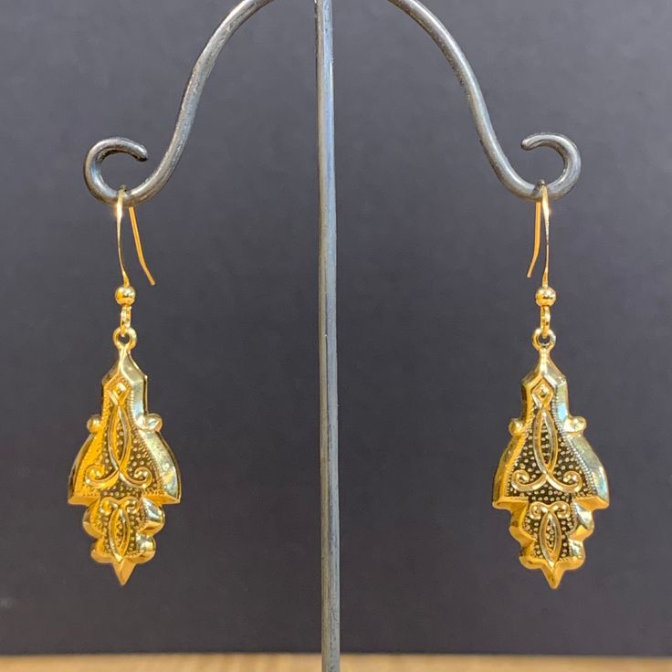 Here is a pair of very light, lovely oriental style stamped dangle earrings.  These were actually made in the early seventies. They are good quality, new (unused) vintage items, made of gold plated brass. 13mm wide x 46mm high (with earwire) BOY63 IMPORTANT: please note that I offer different earwires as seen in second picture, and the price of the earrings vary depending on the chosen earwires.  It goes as follows: A: gold plated base metal french wires with ball (rubber stoppers included).  B: Traditional Metal Earrings For Formal Occasions, Victorian Gold Plug Earrings, Gold Plated Flower Dangle Earrings, Gold Plated Dangle Flower Earrings, Gold-plated Dangle Flower Earrings For Pierced Ears, Yellow Gold Brass Dangle Clip-on Earrings, Antique Yellow Gold Drop Earrings, Victorian Dangle Chandelier Earrings In Brass, Victorian Brass Dangle Chandelier Earrings