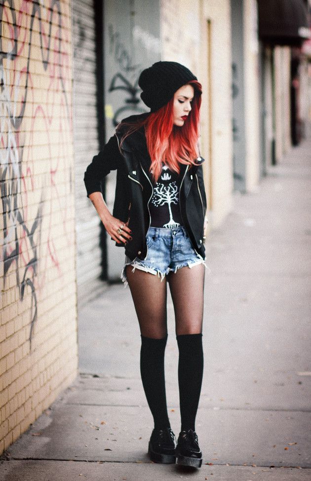 This is a cool outfit and all, but the real question is: does her shirt have the white tree of Gondor on it?? #LOTR Stile Punk Rock, Hipster Chic, Scene Girl, Trend Fashion, Edgy Outfits, Short Shorts, Amelie, Grunge Fashion, Grunge Outfits