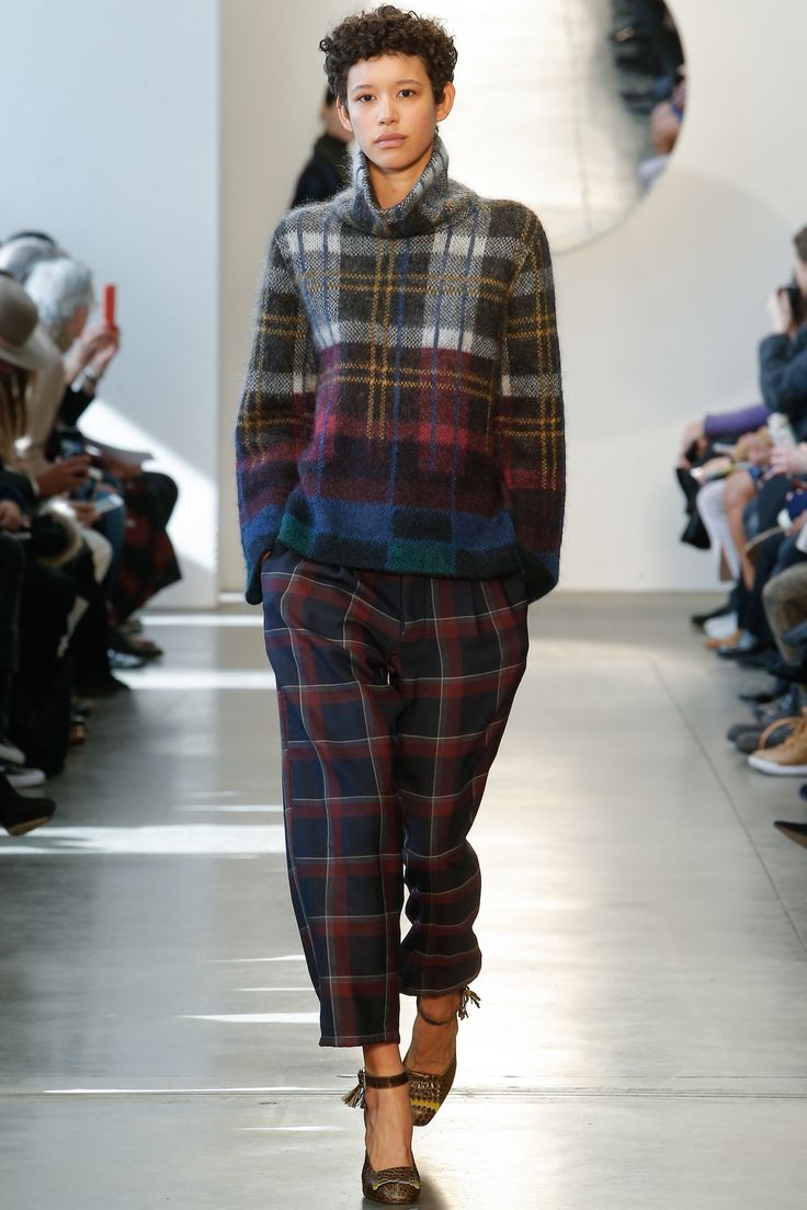 Suno Fall 2016 Ready-to-Wear Fashion Show   http://www.theclosetfeminist.ca/  http://www.vogue.com/fashion-shows/fall-2016-ready-to-wear/suno/slideshow/collection#9 Tartan Fashion, Fashion Week Trends, Fashion Week 2016, Fall Fashion 2016, Fall Inspo, Alessandra Ambrosio, 2016 Fashion, Fall 2016, Mode Inspiration